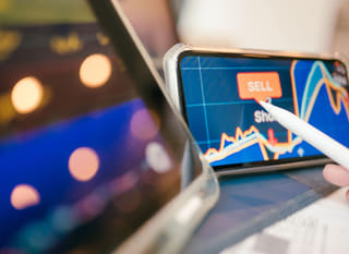 Operador multimercado evaluando alternativas en Bitcoin, Ethereum y forex